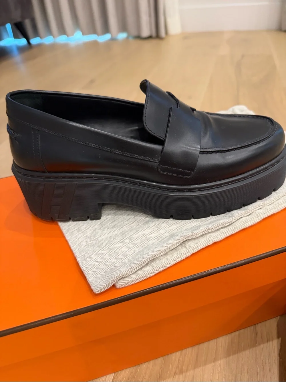 Elegant Hermes Hitch Loafers - Black Glacéd Calfskin - Size 40